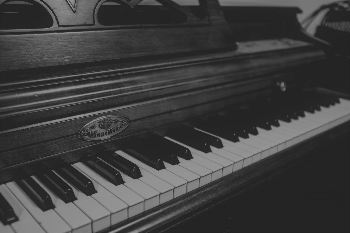 Black and white piano. Representing piano lessons at SFE music school